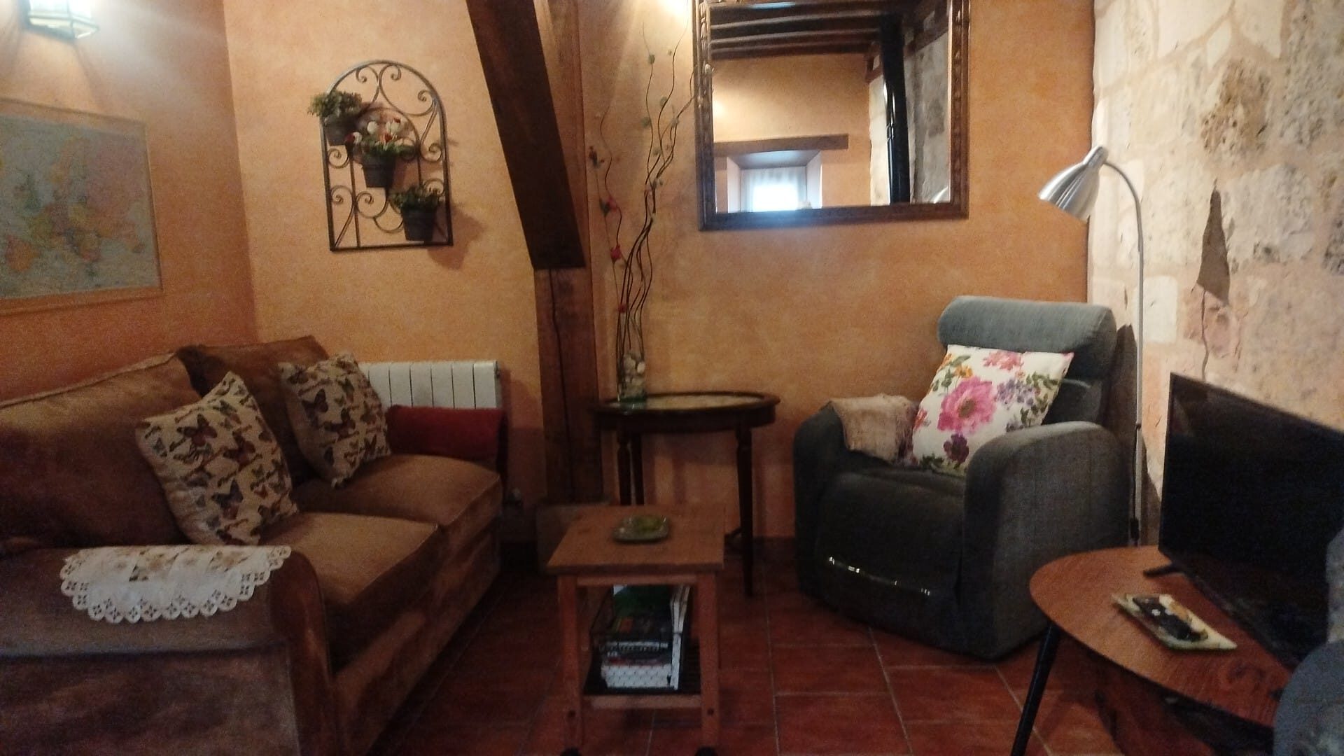 Salón con sofá y sillón — Mi Rinconcillo