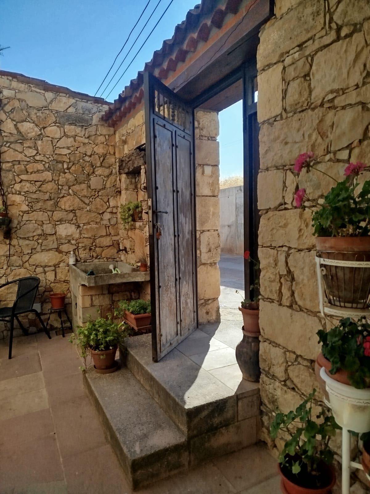 Entrada de la casa con plantas — Mi Rinconcillo