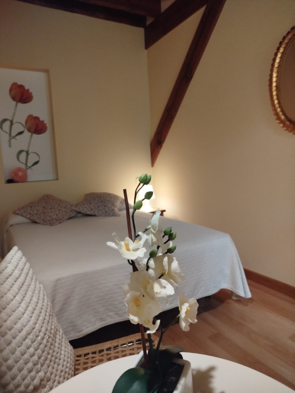 Dormitorio con detalle de flores — Mi Rinconcillo