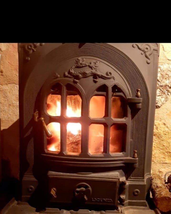 Chimenea de leña encendida — Mi Rinconcillo